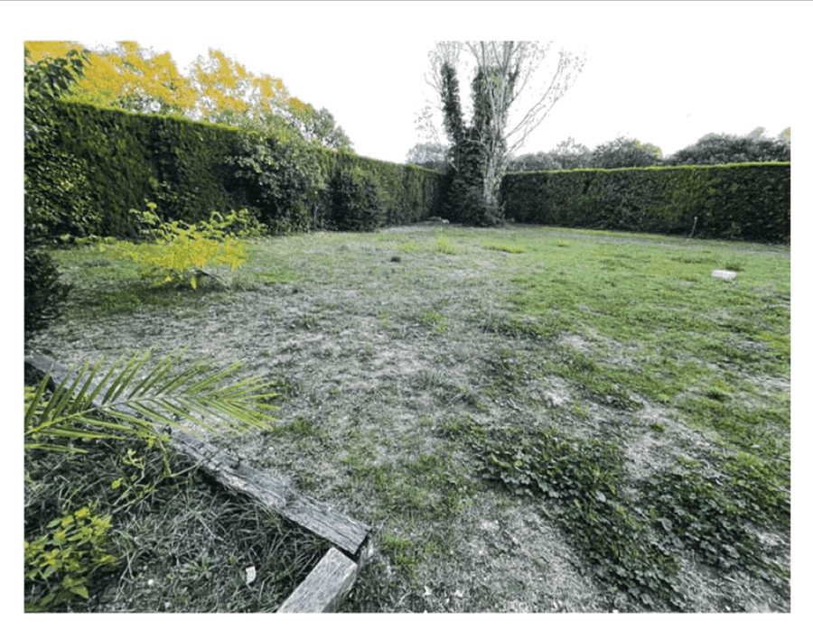 Photo d'environnement lointain du terrain